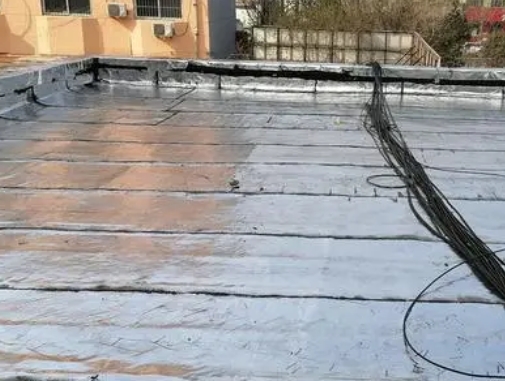 深圳市卫生间漏水维修公司分享下深圳市屋面楼顶防水刚性防水层施工要点。